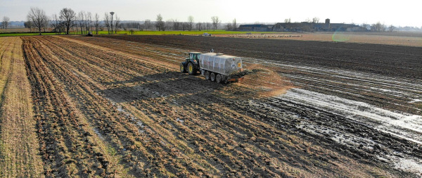 Liquid fertilizer jug